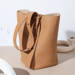 Moedisaineri ehtsast nahast &auml;mbriga k&auml;ekott Naiste kott Pehmed &otilde;lakottid Naiste k&auml;ekott Luksuslik veisenahast kausaalne rahakott pruun