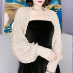 Moodne &otilde;&otilde;nes pikkade varrukatega kootud kardigan &otilde;hukeste topidega, vintage-stiilis kudumid, &uuml;hev&auml;rviline valge