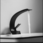 Valamu kraan Moodne vannitoa segisti kraan must/kuldne kraanikausi kraan &Uuml;he k&auml;epidemega k&uuml;lma juga kraan must