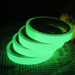 Vogue'i populaarne helendava teibiga seinakleebis fluorestseeruv pimedas helendav h&auml;daolukorra kleebis PVC hoiatusteip Kvaliteetne &ouml;&ouml;n&auml;gemine isekleepuv 1 tk 1.5CM*1M roheline