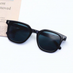 Gradient Sunset Pink Sunglasses - Black Frame, Bare Face Look, Popular Style, Women's Trendy Accessory.