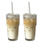 Triibuline klaasist joogiklaas kaane ja k&otilde;rrega 600ml Korduvkasutatav klaasist kohvitass j&auml;&auml;mahla, piima, tee, j&auml;&auml;kohvi jaoks N&otilde;udepesumasinas pestav L&auml;bipaistvad joogiklaasid 600ML 2 Sets