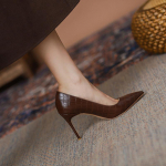 Kevad Uus Stiletto Terava Ninaga Temperamentne V&auml;hemusdisain T&ouml;&ouml; Mitmek&uuml;lgne Daam Seksikad K&otilde;rged Kontsad 39 must