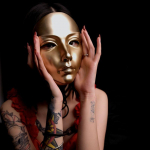 Naiste t&auml;isn&auml;oga seksikas t&auml;iskasvanute esitusv&otilde;rgupunane kuldne ja valge tants rahvuslik stiil Halloweeni mask l&otilde;bus kuld