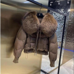 Naiste s&uuml;gis- ja talvine tippklassi sulejope pesukaru karusnahast kraega lahtine l&uuml;hike jope L kohv