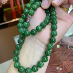 Hetiani jade 10 mm spinatiroheline kaelakee mustade t&auml;ppidega 46 &uuml;mmarguse helme jaoks emale black