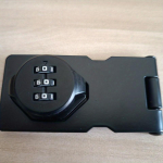 1 komplekti v&otilde;tmeta kombineeritud lukk, 3 numbriga kombineeritud lukk kapi uste jaoks, p&ouml;&ouml;rdenupu ja parooliga riivi lukk, tsingisulamist kapiuks Silvery