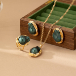 Retroroheline ebaregulaarne kaelakee k&otilde;rvar&otilde;ngaste neljaosaline komplekt roheline