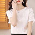 Suvine naiste T-s&auml;rk satiinatsetaadist &uuml;mara kaelusega l&uuml;hikeste varrukatega mooruspuu siidist &uuml;hev&auml;rviline lahtine &uuml;mar kaelus, poolvarrukas, lihtne siidist sile L