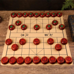 Xiangqi Hiina malelaud M&auml;ngukomplekt Looduslikust puidust m&auml;ngunupud Kaasaskantav reisi strateegiam&auml;nguasi Lastele T&auml;iskasvanutele Perekingitus roosa mets