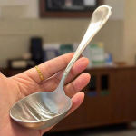 Suur roostevabast terasest &uuml;mmarguse peaga Rootsi laua serveerimislusikas paksendatud k&ouml;&ouml;gi &otilde;htus&ouml;&ouml;gi taldrik supiriisi l&auml;&auml;ne restorani baar avalik lusikas