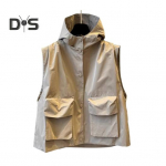 Cargo vest kapuutsiga varrukateta t&otilde;mblukuga T&auml;isv&auml;rviline taskutega vest. Lahti istuv &uuml;hev&auml;rviline t&auml;navastiilis vest M must