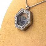 Pierres et Min&eacute;raux. Collier Kyanite brut. Mod&egrave;le Hexagone.