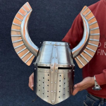 Keskaegne sarvedega Saksa r&uuml;&uuml;tli taaslavastus suur kiiver Keskaegne LARP, cosplay, kost&uuml;&uuml;m, parima armastuse kingituse n&auml;itamine