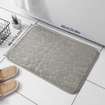 Ilus munakivist reljeefne vannitoamatt, libisemiskindlad vaibad kraanikausis, vanni k&uuml;lgmisel p&otilde;randal vaip du&scaron;iruumi uksematt, m&auml;luvahupadi 40x60cm hall