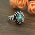 Labradoriidi v&auml;&auml;riskiviga s&otilde;rmus 925 sterlingh&otilde;be Tugev sinise tule kiviga Moekad statement-s&otilde;rmused naistele Kingiidee V&auml;&auml;riskiviehted U 6,1 g 8 sinine