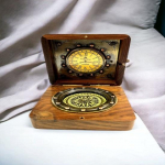 Ajatu elegants: K&auml;sit&ouml;&ouml;na valmistatud puidust kellakompass k&auml;sit&ouml;&ouml;liste kinkekarbis