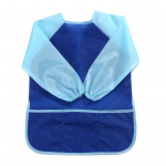 Moodne veekindel pikkade varrukatega beebi v&auml;ikelapse maalimine, s&ouml;&ouml;tmine, rinnat&uuml;ki p&otilde;ll sinine