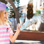 MULLITAV : Automaatne seebimullip&uuml;stol Minigun M&auml;nguasi lastele-8 toru 300 mulli lasu kohta-T&ouml;&ouml;tab patareidega-Ac[~326]