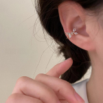 Tsirkoonist liblikas lillehaldjas k&otilde;rvamansett &ndash; elegantsed augustamata k&otilde;rvar&otilde;ngad naistele left ear h&otilde;be