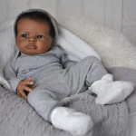 19-tolline juba v&auml;rvitud valmis Reborn nukud Lanny k&auml;sitsi valmistatud tumeda nahaga vasts&uuml;ndinud beebinukud realistlik pehme riidest keha simulatsioonnukk lapse m&auml;ngukaaslane m&auml;nguasi cloth body