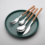 16 tk roostevabast terasest s&ouml;&ouml;gin&otilde;ude komplektid l&auml;ikivad h&otilde;bedased puidust lauan&otilde;ud L&auml;&auml;ne toidu nuga kahvel teelusikat&auml;is s&ouml;&ouml;giriistade komplekt