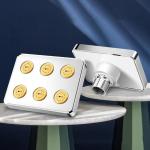 K&otilde;rgsurve minidu&scaron;&scaron;, kus vesi voolab &uuml;mber du&scaron;iotsa, vett s&auml;&auml;stvad du&scaron;i vannitoatarvikud, du&scaron;ipea must