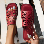 Naised &otilde;&otilde;nsad sussid Naiste vabaajakleit Sandaalid mood suvine uhiuued pl&auml;tud v&auml;ljas jalutamine rannas naiste lium&auml;ed 41 punane