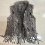 Naturaalsest k&uuml;&uuml;liku karusnahast kootud vest tutikarvaga, soe varrukateta naiste karusnahk pesukarukarva kaunistusega S