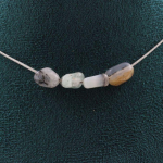 Pierres et Min&eacute;raux. Collier 4 perles Opale multicolore d'Australie. Chaine en acier Collier femmes, hommes. Taille personnalisable.