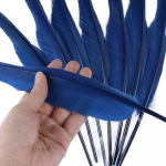 50 tk naturaalseid hane sulgi DIY ehete valmistamiseks 25-35 cm / 10-13 tolli naturaalsed suled pulmapidude k&auml;sit&ouml;&ouml;kaunistuseks 25-35 CM tumesinine v&auml;rv