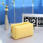 Naiste t&otilde;mblukk suur &uuml;hev&auml;rviline kosmeetikakott Armas karusnahast meigikott Reisimeigi tualett-tarvete kott pesukott valge