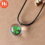 Tere, roheline t&otilde;eline neljaleheline ristikupall Love Lucid nahast rihma kett &uuml;mmargune ripats Good Lucky kaelakee