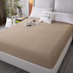 Pom Poms voodile paigaldatud libisemisvastane lina, reguleeritav flanellmadrats, mis katab nelja nurka elastse ribaga mitmes suuruses voodilinad 90 x 200cm