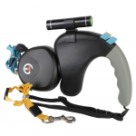 Kerge reguleeritava lemmiklooma veok&ouml;iega, sisset&otilde;mmatava rihmaga kahele koerale, kes jalutavad kahe koera k&ouml;iega kahekordse p&ouml;&ouml;rlemisega lemmiklooma k&ouml;is must