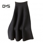 Naiste s&uuml;gistalvise seelik, kootud elastne k&otilde;rge v&ouml;&ouml;koht paks pehme soe veniv &uuml;hev&auml;rviline lahtine suur kiik A-kujuline tasku s&auml;&auml;re keskel, pikkus daamil pendeldamine M must