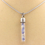 Pierres et Min&eacute;raux. Collier Benitoite brut. Mod&egrave;le tube.