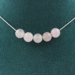 Pierres et Min&eacute;raux. Collier 5 perles Quartz rose 8 mm Chaine en acier inoxydable Collier femmes, hommes. Taille personnalisable.