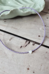 K&auml;sitsi valmistatud choker lillade seemnehelmeste ja naturaalsest s&uuml;damest karbikojast ripatsiga one size lilla