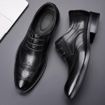 Brogue nikerdatud Meeste kingad Trendikas retro Uued vabaaja nahast kingad Meeste terava ninaga nahast must &auml;ripulmakingad Meeste mudelid 43 must