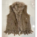 Naturaalsest k&uuml;&uuml;liku karusnahast kootud vest tutikarvaga, soe varrukateta naiste karusnahk pesukarukarva kaunistusega XS