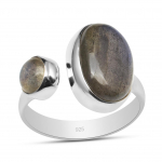 Naturaalsest labradoriidist v&auml;&auml;riskivist s&otilde;rmus, soliidne 925 h&otilde;bedane avatud m&auml;hisega s&otilde;rmus naistele ja t&uuml;drukutele. Disainer k&auml;sitsi valmistatud ehted, mis meeldivad tema armastusele 5