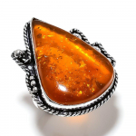 Looduslikust L&auml;&auml;nemere merevaigust v&auml;&auml;riskivist k&auml;sit&ouml;&ouml;na valmistatud 925 h&otilde;bedane s&otilde;rmus, suurus 8 g9f49