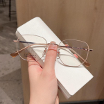 Online-kuulsuste metallikunsti retropol&uuml;gon-prillide raamiga naistele saab prillid varustada.