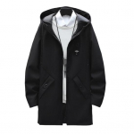 Meeste mantliga kapuutsiga n&ouml;&ouml;riga pikkade varrukatega keskmise pikkusega jakk taskutega, &uuml;hev&auml;rviline t&otilde;mblukuga plekiga tuulepluus M must