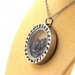 Pierres et Min&eacute;raux. Collier Saphir brut. Mod&egrave;le Alphabet.