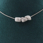Pierres et Min&eacute;raux. Collier 3 perles Howlite des USA. Chaine en acier inoxydable Collier femmes, hommes. Taille personnalisable.
