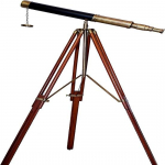 Madruse paadi pruun antiikne teleskoop, must nahast puidust statiiviga mereteleskoop.