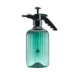 Rooma sammas Lillede istutamine Kastmispoti k&auml;epidemega kastmist&ouml;&ouml;riist Aiatarbed desinfitseerimisvahend sprinkler pihusti pihustuspudel veepurgid roheline