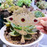 Pross Suure suurusega kullav&auml;rvi pross v&otilde;i kaelakee ripats &Otilde;&otilde;nes lillede kristallist pulmaehted valge